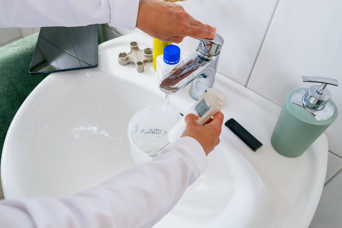 Professionelle Trinkwasser-Probenahme durch Umweltlabor Region 10